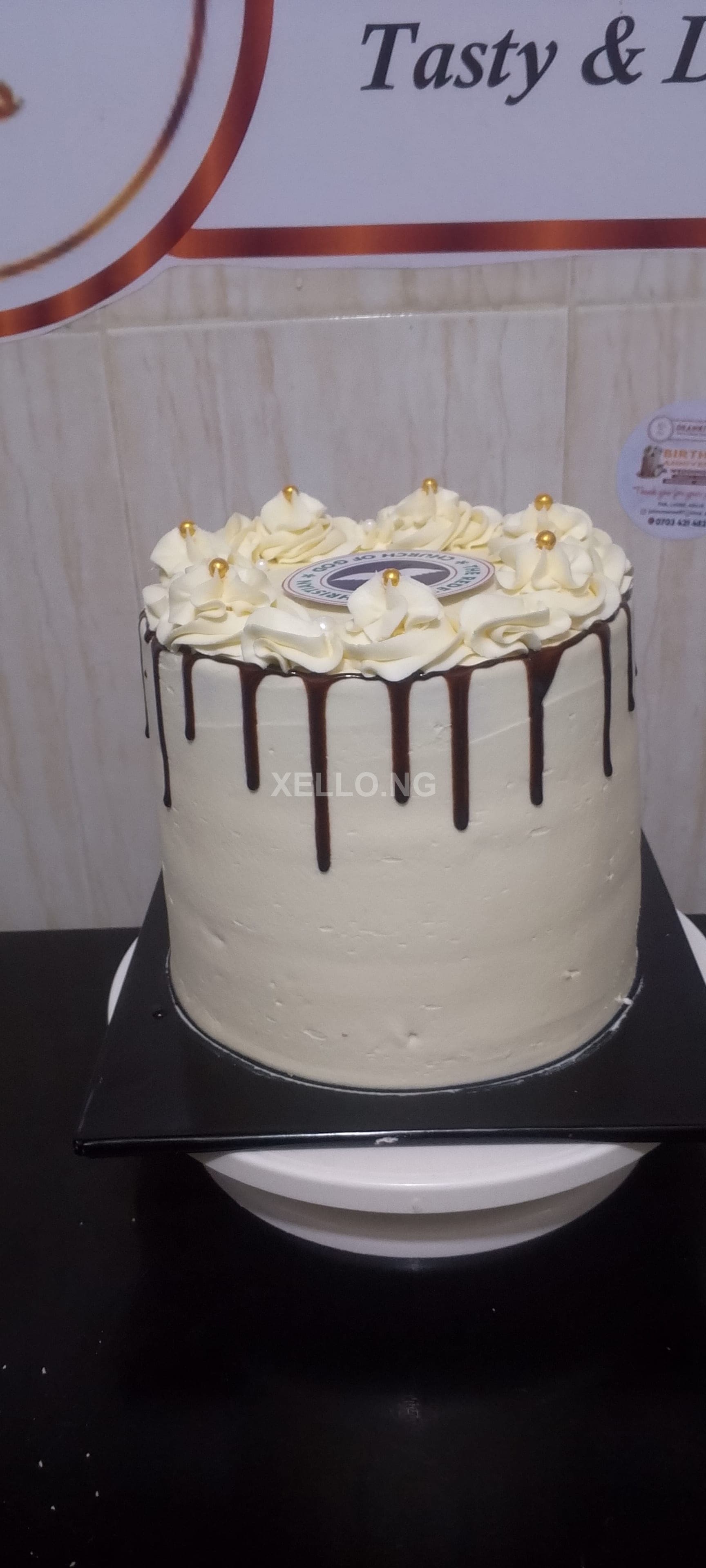 Three layers, 8" Vanilla and red velvet moist cake for sale in Lugbe, FCT